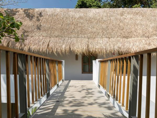Eden Beach Khaolak Resort and Spa A Lopesan Collection Hotel - SHA Extra Plus : photo 2 de la chambre suite - vue sur piscine 