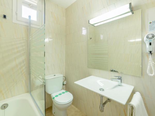 RVHotels Avenida : photo 7 de la chambre chambre double avec balcon (2 adultes + 1 enfant)