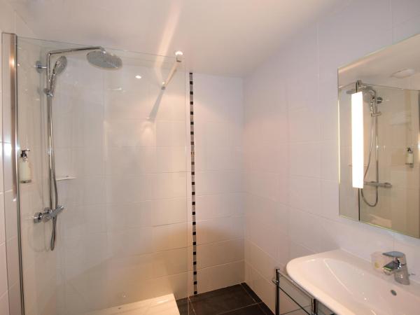 Best Western Premier Le Patio des Artistes Wellness Jacuzzi : photo 3 de la chambre chambre double supérieure - vue sur ville