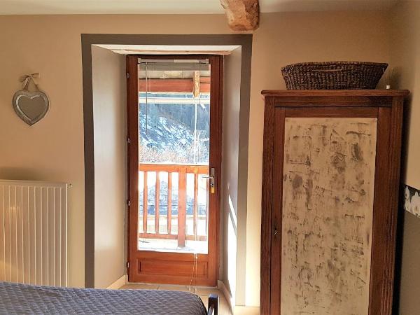 LA JARBELLE - Gîte et Spa : photo 4 de la chambre chambre double ou lits jumeaux - vue sur montagnes