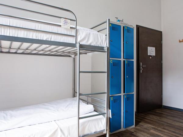 Folk Hostel : photo 4 de la chambre chambre familiale avec salle de bains commune