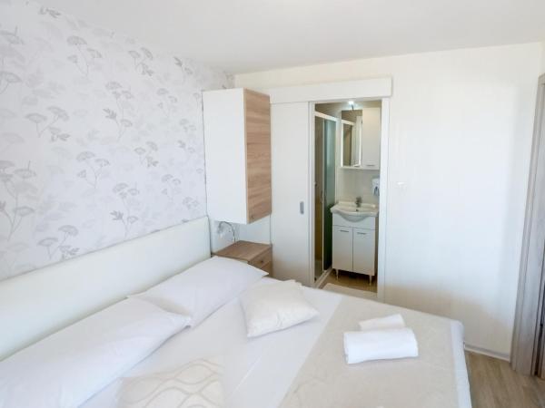 Mobile Homes Camp Galeb : photo 2 de la chambre relax premium three-bedroom mobile home with whirlpool and terrace