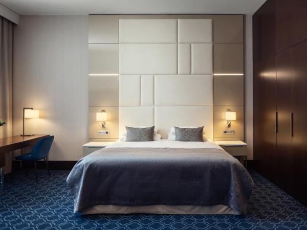 Hotel KINGS COURT : photo 10 de la chambre suite exécutive avec accès au salon et au spa