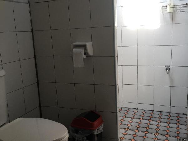 Baan Bua Guest House : photo 3 de la chambre chambre double avec salle de bains commune et climatisation