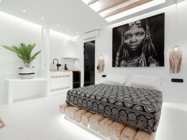 Portara Seaside Luxury Suites : photo 4 de la chambre appartement deluxe avec jacuzzi - vue sur la ville