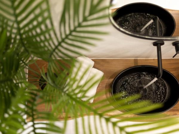 Portara Seaside Luxury Suites : photo 9 de la chambre appartement deluxe avec jacuzzi - vue sur la ville