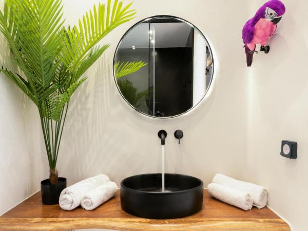 Portara Seaside Luxury Suites : photo 10 de la chambre appartement deluxe avec jacuzzi - vue sur la ville