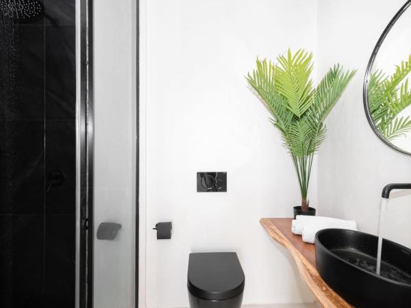 Portara Seaside Luxury Suites : photo 7 de la chambre appartement deluxe avec jacuzzi - vue sur la ville