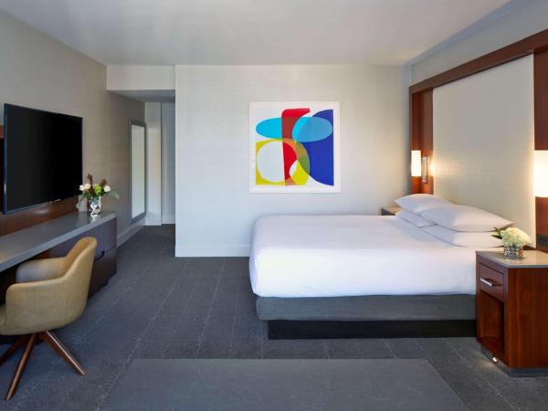 Hyatt Regency Atlanta : photo 2 de la chambre chambre lit king-size pour personnes à mobilité réduite avec douche accessible aux personnes à mobilité réduite