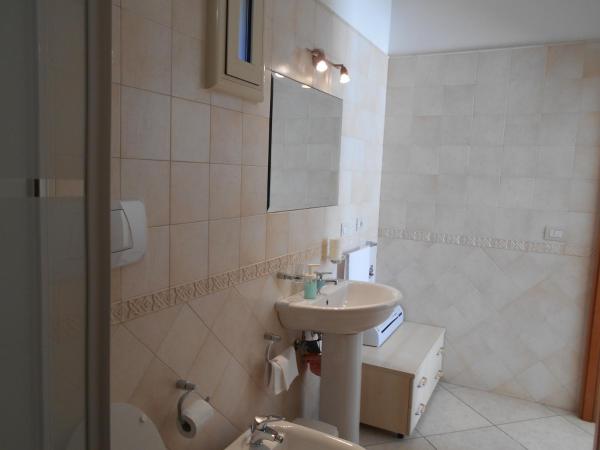 B&B RESORT SIGNORILE : photo 1 de la chambre chambre triple confort avec douche