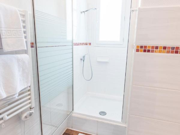 Hotel Belle Vue Royan : photo 9 de la chambre grande chambre double (2 adultes + 2 enfants)