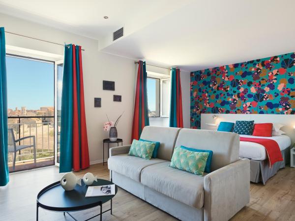 Santateresa : photo 6 de la chambre suite junior avec balcon - vue sur ville haute, falaises et mer