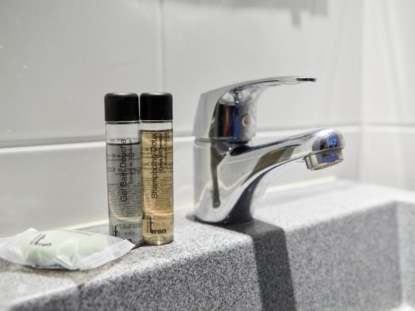 St Christopher's Inn Paris - Gare du Nord : photo 7 de la chambre chambre lits jumeaux avec salle de bains privative