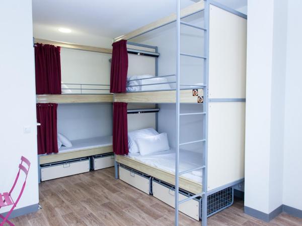 St Christopher's Inn Paris - Gare du Nord : photo 2 de la chambre lit dans un dortoir pour femmes de 4 lits avec salle de bains commune