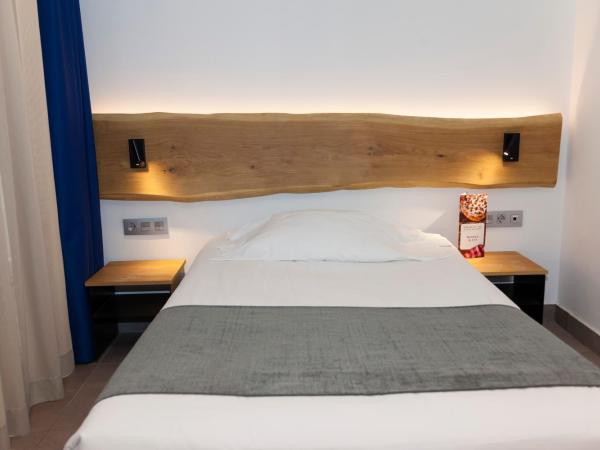 Hostal Paris : photo 9 de la chambre chambre simple avec salle de bains 