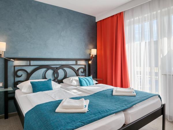 Hotel Porec : photo 1 de la chambre chambre familiale avec balcon