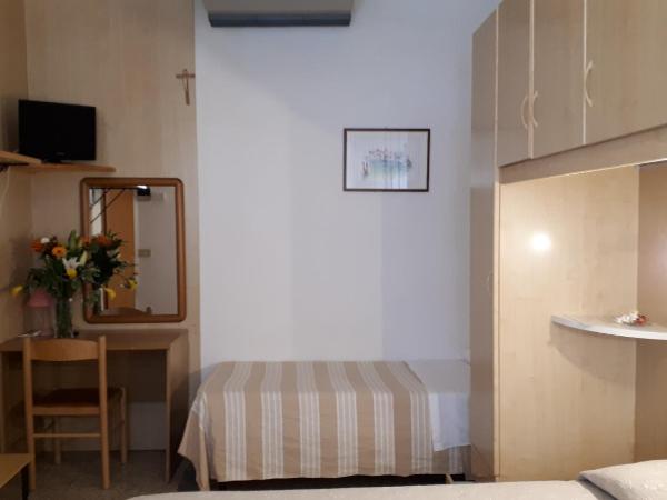 Hotel Villa Dina : photo 5 de la chambre chambre triple basique