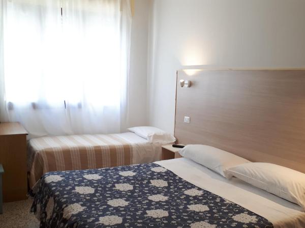 Hotel Villa Dina : photo 10 de la chambre chambre quadruple avec salle de bains