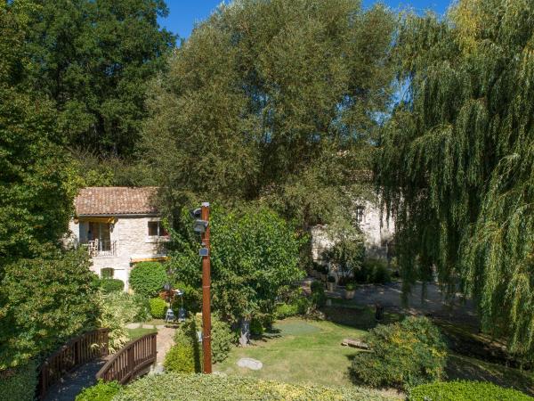 La Campagne St Lazare - Restaurant Chambres d'Hôtes Piscine & SPA : photo 7 de la chambre suite côté jardin - spring side