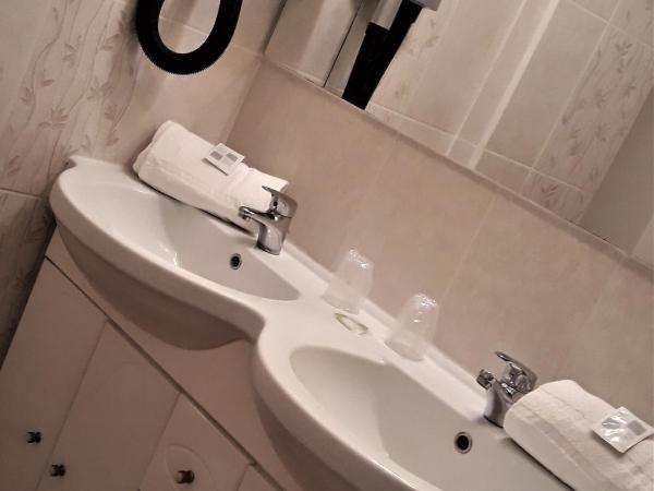 Hôtel Trianon : photo 3 de la chambre chambre lits jumeaux