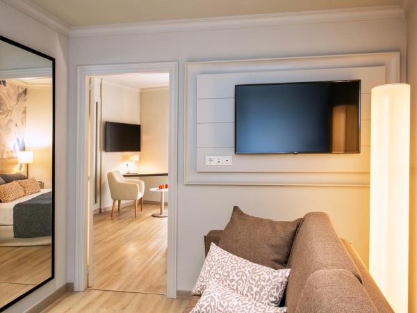 Salles Hotel Málaga Centro : photo 8 de la chambre chambre familiale (2 adultes et 2 enfants)