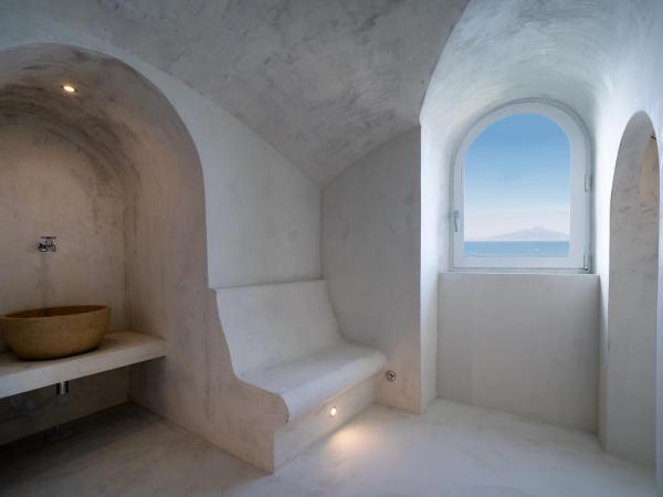 Bellevue Syrene : photo 3 de la chambre suite lit king-size avec baignoire spa