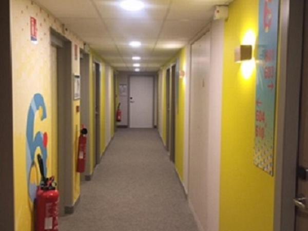 Ibis Styles Mulhouse Centre Gare : photo 2 de la chambre suite familiale standard avec 1 lit double et lits jumeaux