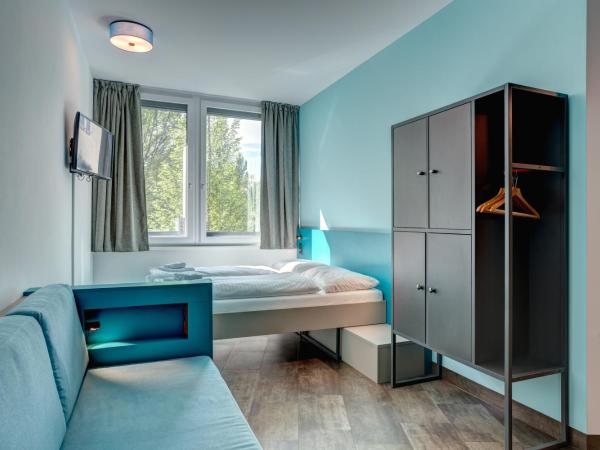 MEININGER Hotel München Olympiapark : photo 1 de la chambre chambre avec 5 lits