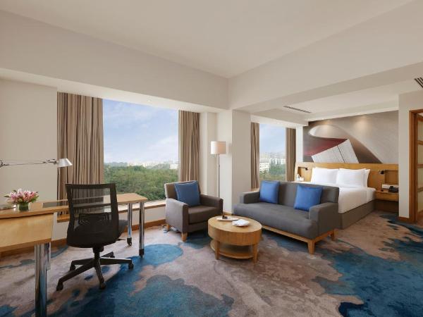 Novotel Hyderabad Convention Centre : photo 3 de la chambre junior suite with 1 queen bed with 2 way airport transfers and 20% discount on travel desk