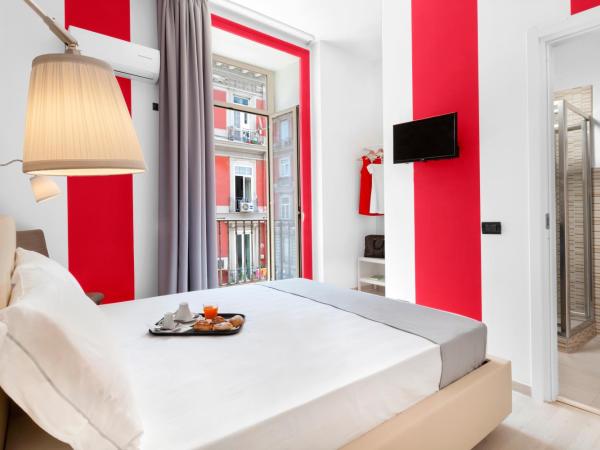 Rainbow Napoli : photo 1 de la chambre chambre double avec balcon