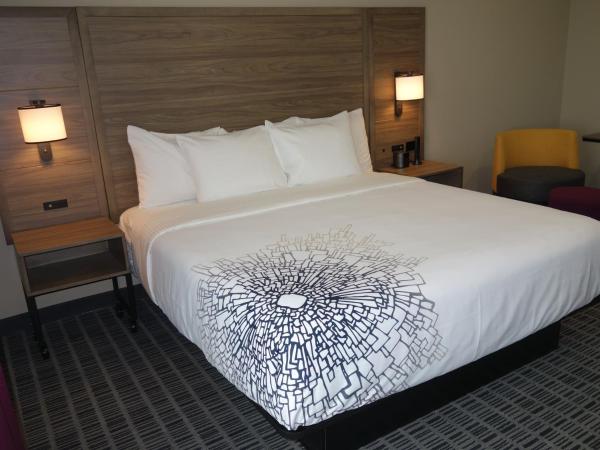 La Quinta by Wyndham San Antonio Alamo City : photo 1 de la chambre chambre lit king-size - non-fumeurs