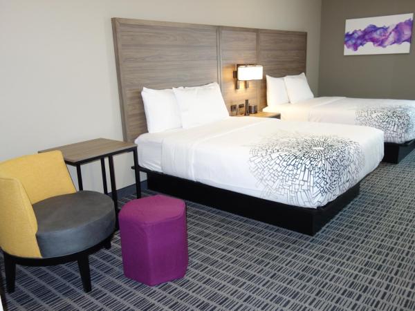 La Quinta by Wyndham San Antonio Alamo City : photo 1 de la chambre chambre avec 2 lits queen-size et douche accessible en fauteuil roulant - adaptée aux personnes à mobilité réduite/malentendantes - non-fumeurs