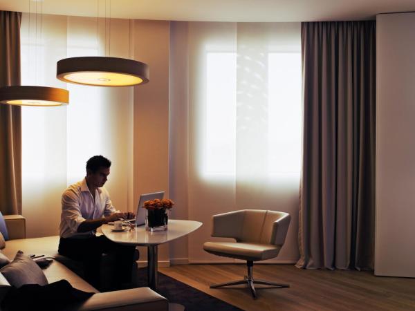 Pullman Brussels Centre Midi : photo 8 de la chambre chambre lit king-size deluxe - vue sur ville