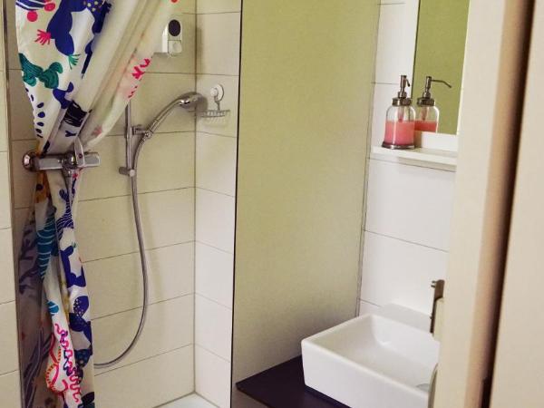 Adventure Hostel Interlaken : photo 10 de la chambre chambre triple avec salle de bains