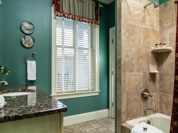 The Inn on West Liberty : photo 4 de la chambre chambre lit king-size avec balcon - animaux domestiques admis