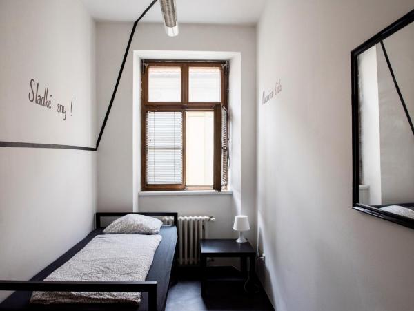 Hostel Eleven : photo 7 de la chambre chambre simple avec toilettes et douche communes