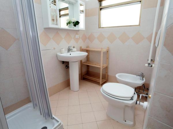 B&B Amèlie : photo 9 de la chambre chambre double avec salle de bains privative