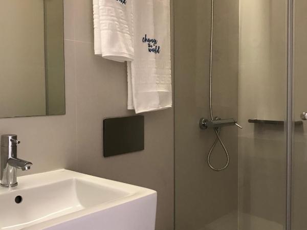 Change The World Hostels - Coimbra - Almedina : photo 9 de la chambre chambre double deluxe avec salle de bains privative