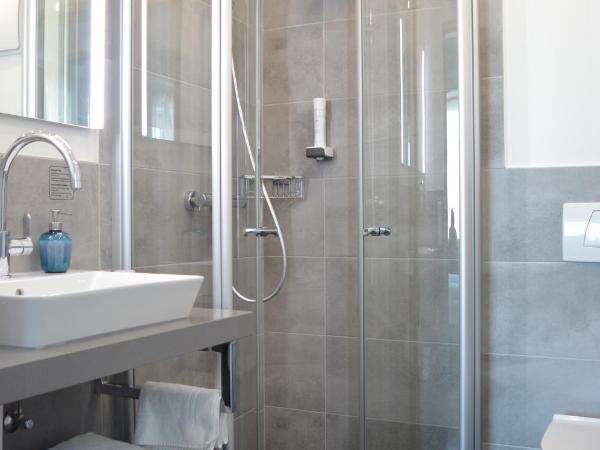 Pension Elisabeth - Rooms & Apartments : photo 9 de la chambre chambre double avec salle de bains privative