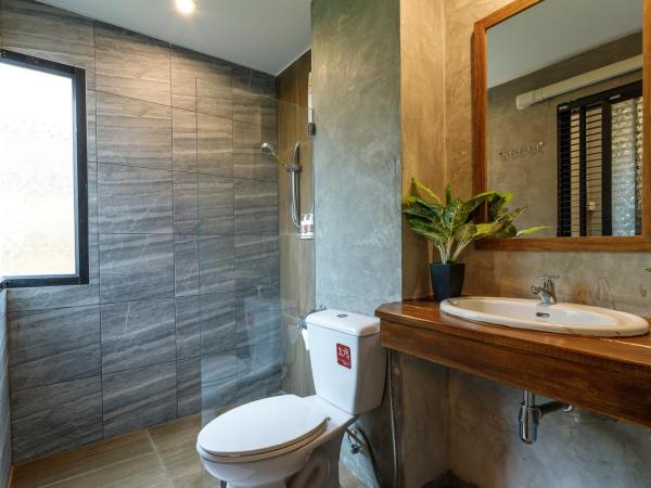 Hostel One Art and Gallery : photo 10 de la chambre chambre triple avec salle de bains privative