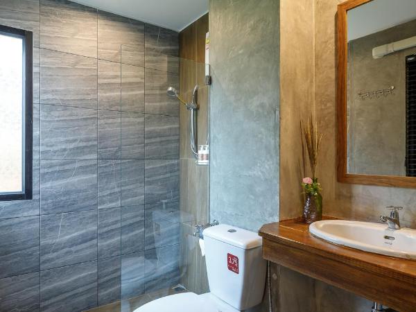 Hostel One Art and Gallery : photo 9 de la chambre chambre triple avec salle de bains privative