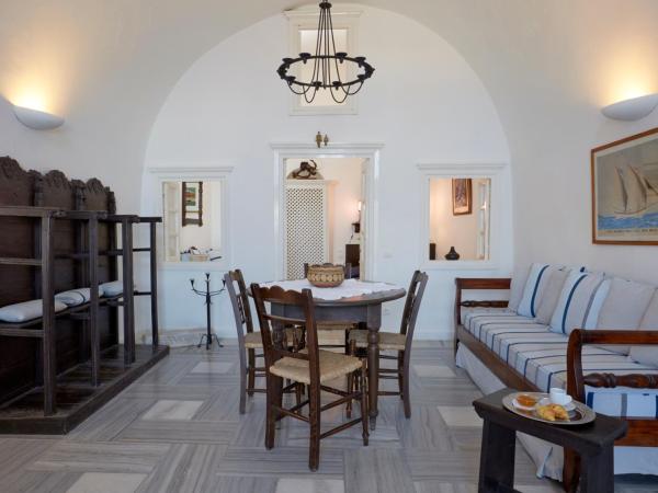 Cori Rigas Suites : photo 2 de la chambre suite senior avec bain à remous et terrasse avec vue sur la caldeira