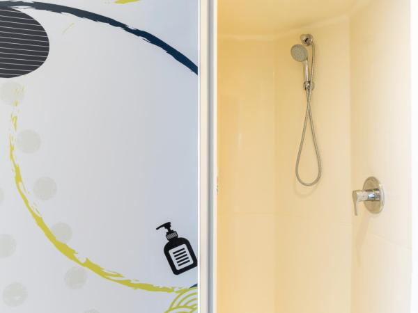 ibis budget Paris Porte de Vincennes : photo 4 de la chambre chambre triple avec 1 lit double et 1 lit superposé