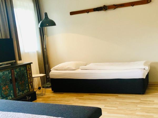 Hotel Sonnenhof - bed & breakfast & appartements : photo 4 de la chambre chambre triple avec balcon