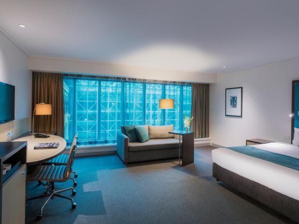 Novotel Melbourne On Collins : photo 1 de la chambre suite familiale avec 1 lit king-size et lits jumeaux