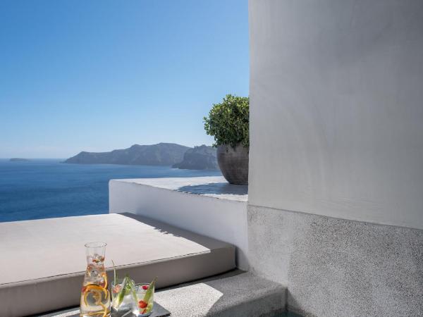 Echoes Luxury Suites : photo 6 de la chambre suite echoes avec petite piscine extérieure chauffée privée - bain à remous semi-extérieur - vue sur caldeira