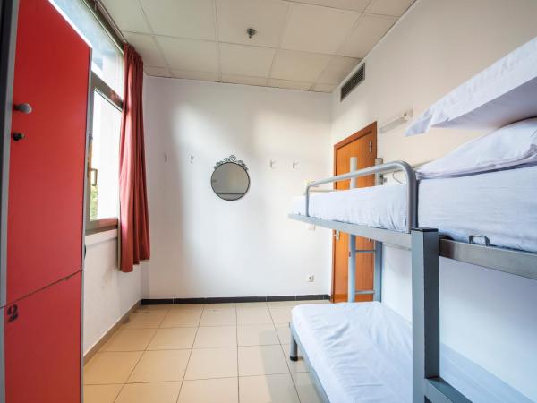 Safestay Barcelona Passeig de Gràcia : photo 4 de la chambre lit dans dortoir mixte de 4 lits avec salle de bains commune