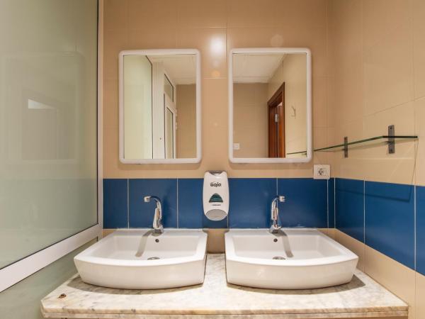 Safestay Barcelona Passeig de Gràcia : photo 10 de la chambre lit dans dortoir mixte de 4 lits avec salle de bains commune