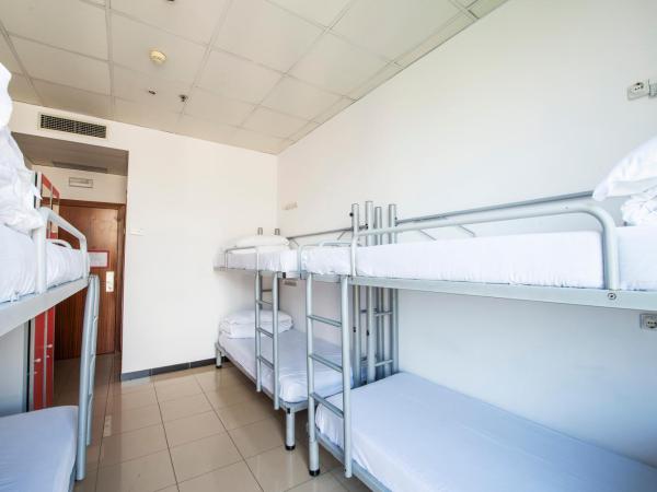 Safestay Barcelona Passeig de Gràcia : photo 6 de la chambre lit dans dortoir mixte de 6 lits avec salle de bains privative