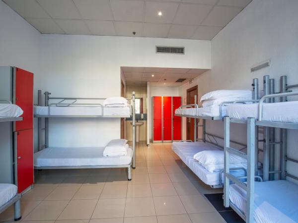 Safestay Barcelona Passeig de Gràcia : photo 6 de la chambre lit dans dortoir mixte de 8 lits avec salle de bains privative